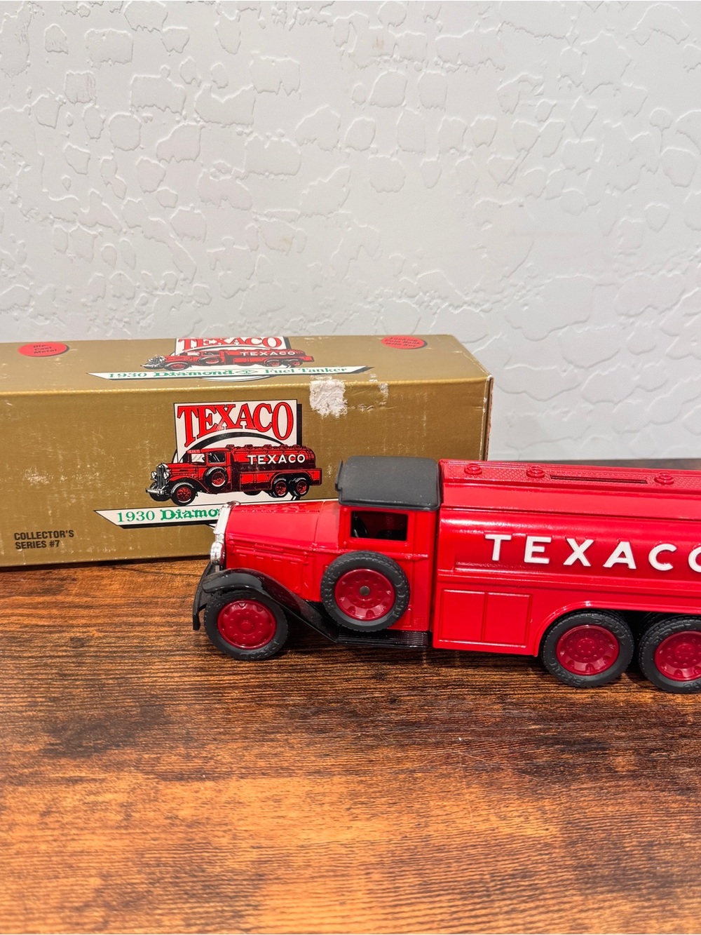 ERTL TEXACO 1930 DIAMOND T FUEL TANKER TRUCK BANK IN BOX